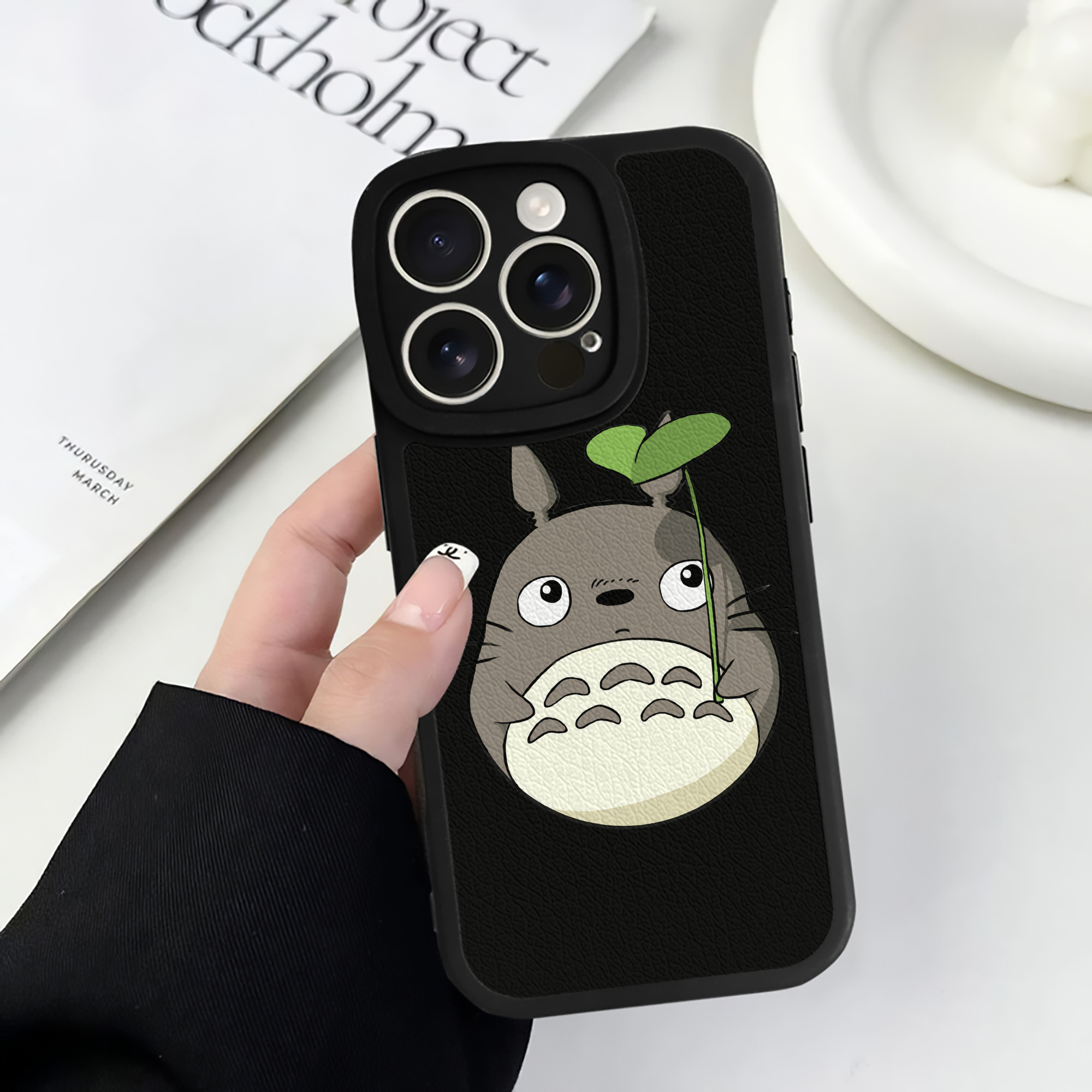 （画像用） となりのトトロ 草壁メイ 草壁サツキ My Neighbor Totoro Satsuki Kusakabe Mei Kusakabe 【iPhone 16シリーズ対応】シリコンスマホケース（レザー調） 材質：シリコン